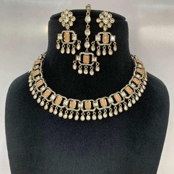 Kundan Drop Choker Set with Maang Tikka